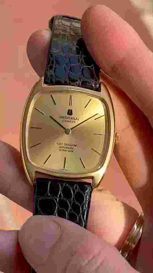 Beautiful Vintage  Universal Gilt Shadow Automatic  Ultra Slim