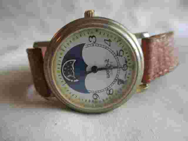 Watch It Analog Wristwatch with a Buckle Band and Quartz Movement