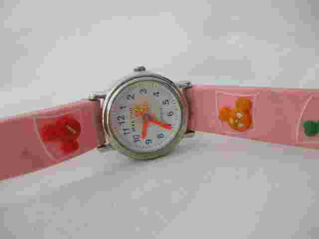 Solo Time Analog Wristwatch with a Buckle Band and Quartz Movement