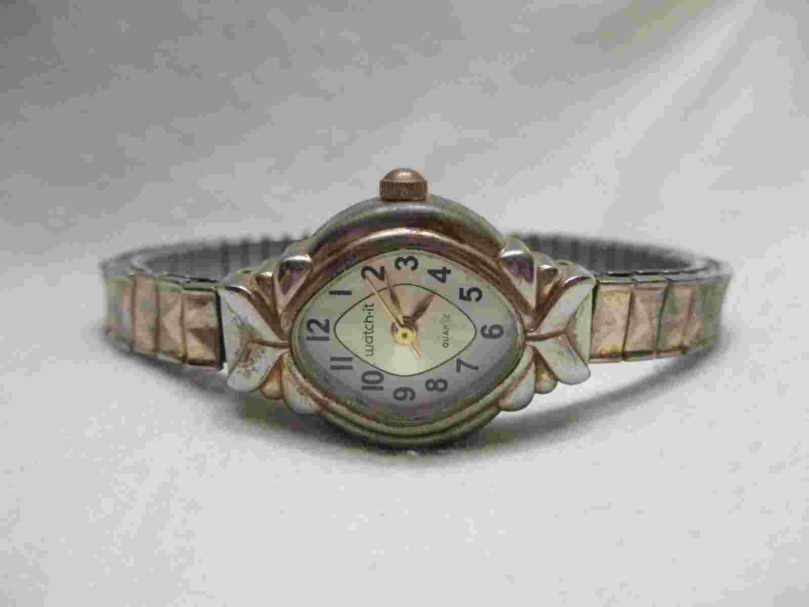 Watch It Analog Wristwatch with an Expansion Band and Quartz Movement