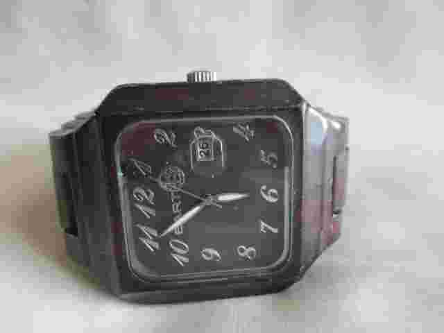 Earth Analog Wristwatch with a Date Indicator
