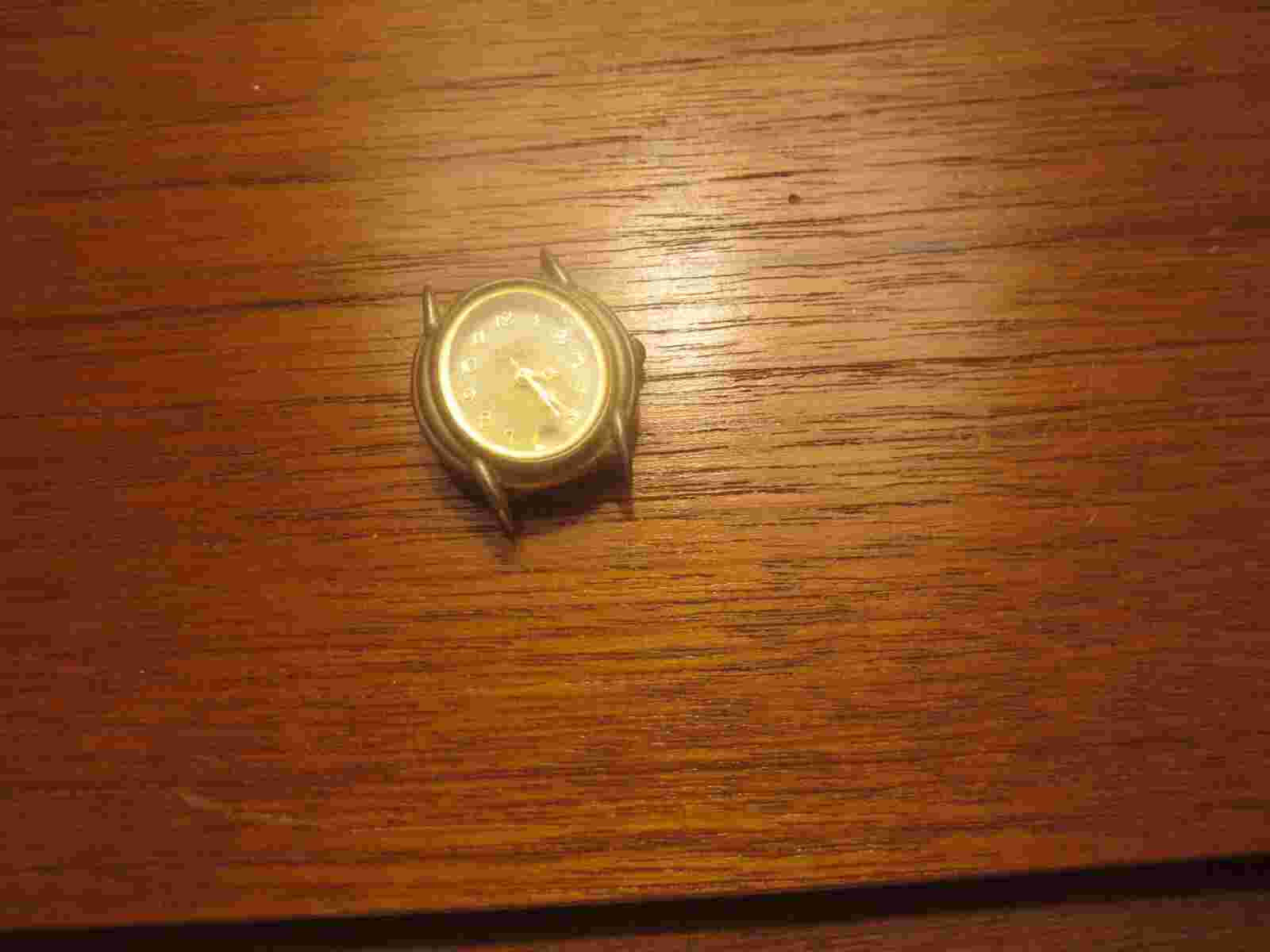 Kathy Ireland Women’s Watch Gold Tone Quartz Battery no strap