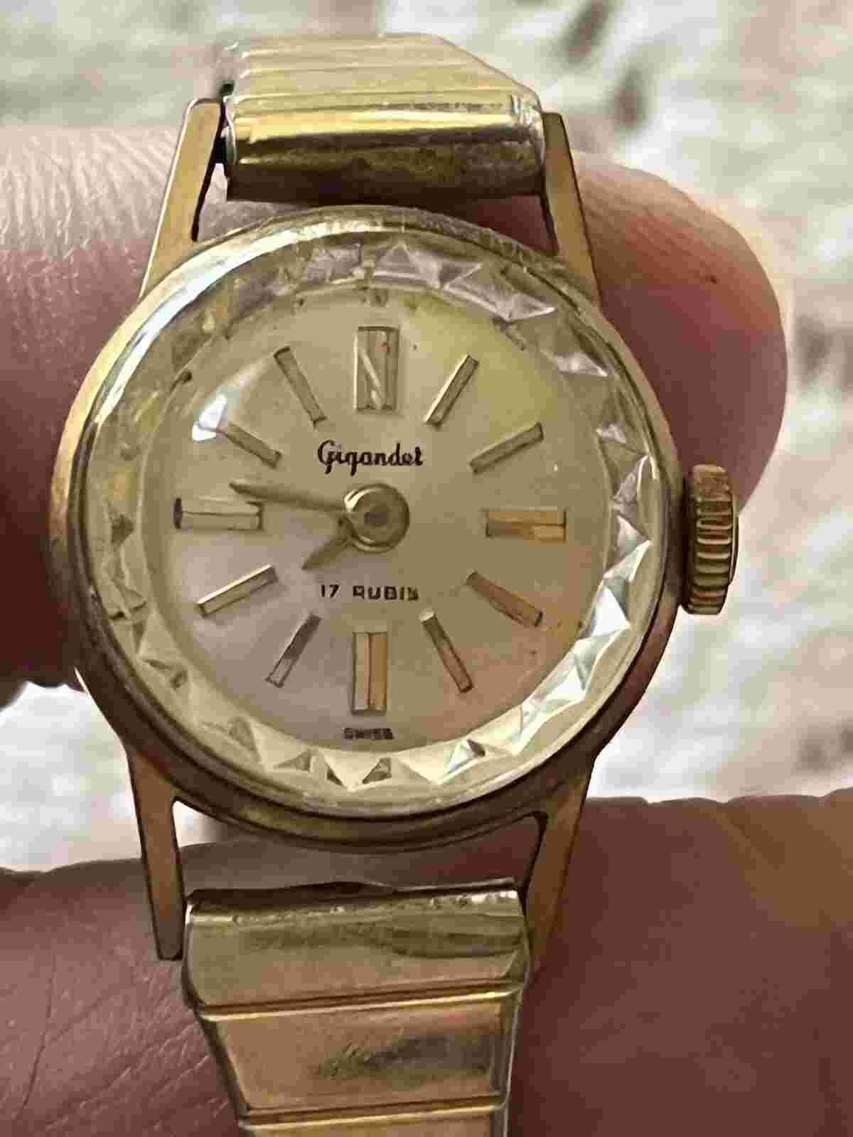 Vintage GIGANDET Round Face Watch Womens 17 Rubis Swiss Gold Tone Dainty