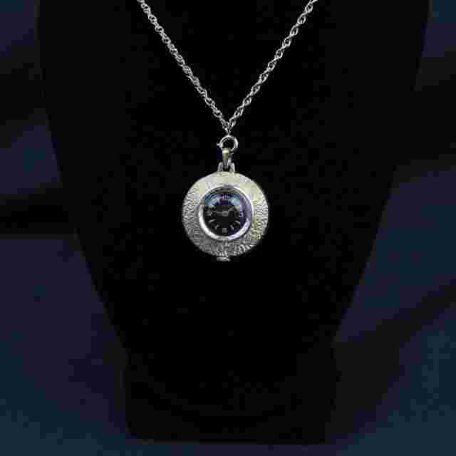 RARE Vintage NAVARRE Ladies Watch Pendant Swiss 17 Jewels Gold Tone Necklace VTG