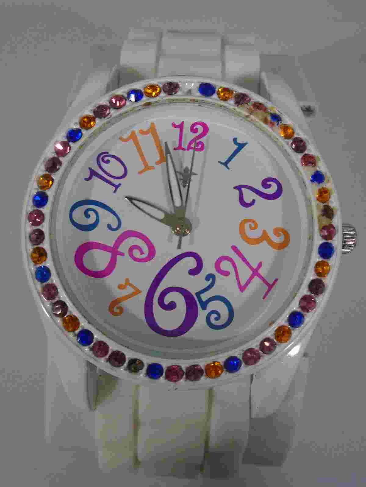 CATO WHITE ANALOG WATCH WITH 4 COLOR BANDS NEED A BATTERY.