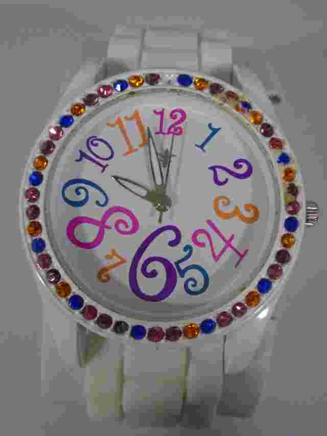 CATO WHITE ANALOG WATCH WITH 4 COLOR BANDS NEED A BATTERY.