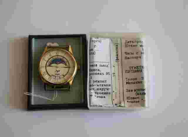 Quartz watch LUCH with Real Moon Phases Calendar, Moonphase watch USSR