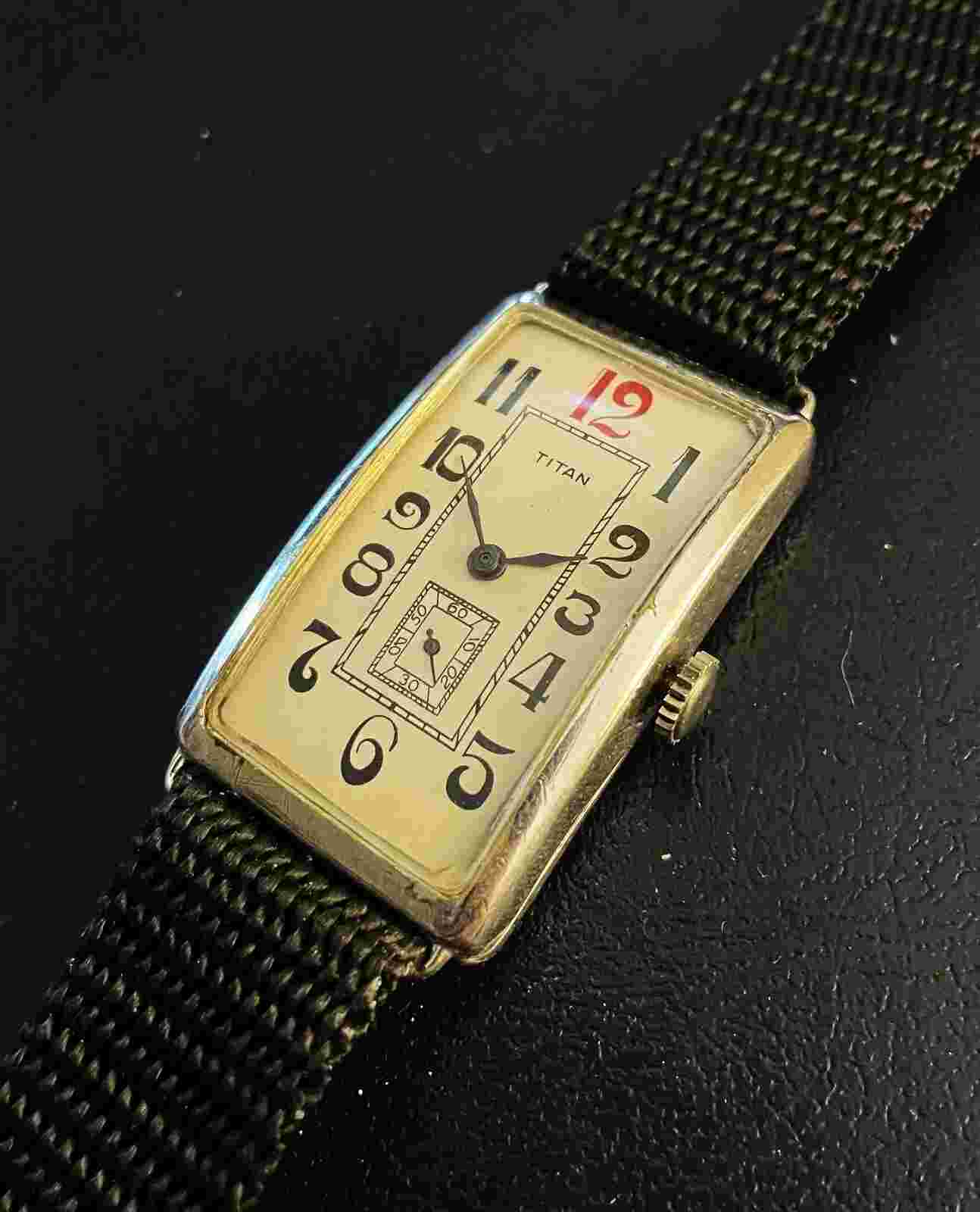 LARGE SILVER CASE TITAN WRIST WATCH WITH EXAGGERATED EXPLODING NUMBERS WORKING