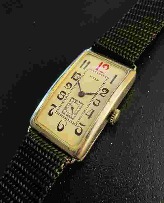 LARGE SILVER CASE TITAN WRIST WATCH WITH EXAGGERATED EXPLODING NUMBERS WORKING