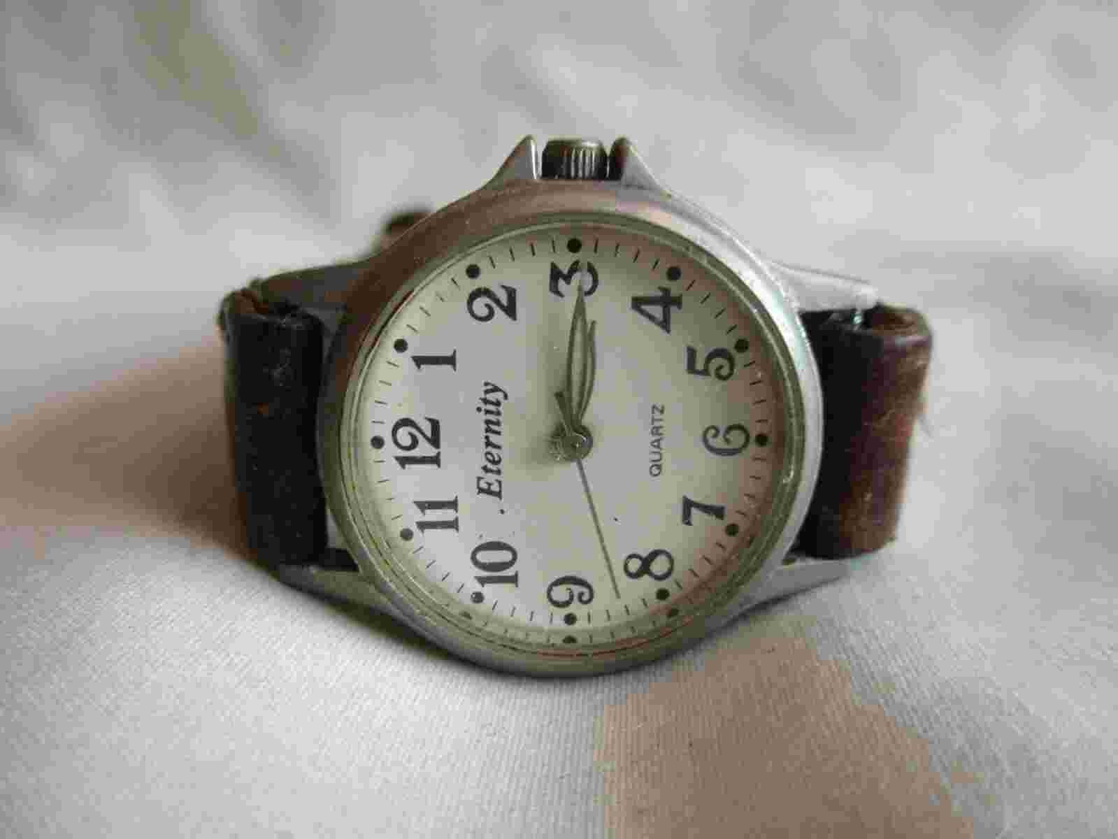 Eternity Analog Wristwatch with a Buckle Band and Quartz Movement