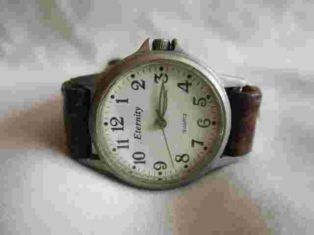 Eternity Analog Wristwatch with a Buckle Band and Quartz Movement