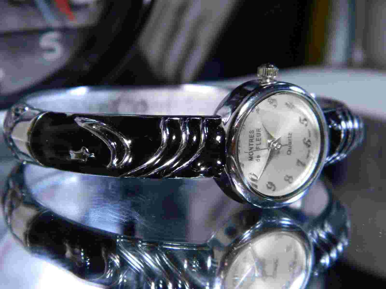 Women's Montres de Fleur Black Lacquer Bangle Watch. New Battery 2 Year Warranty