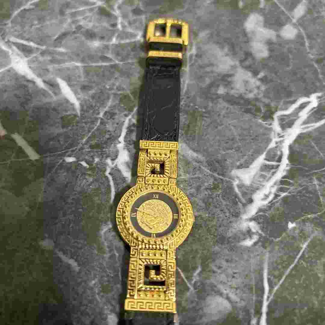 Gianni Versace Analog Quartz Women Medusa Watch Vintage 899652511