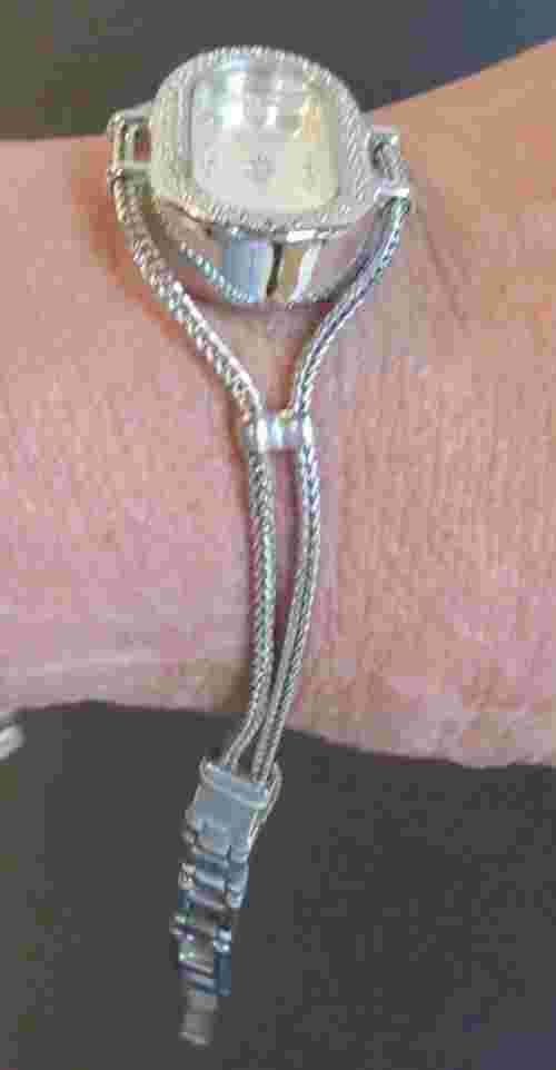 GIOVANI BEVERLY HILLS QUARTZ WATCH~GIOVANI ORIGINAL HOLOGRAM ON BACK