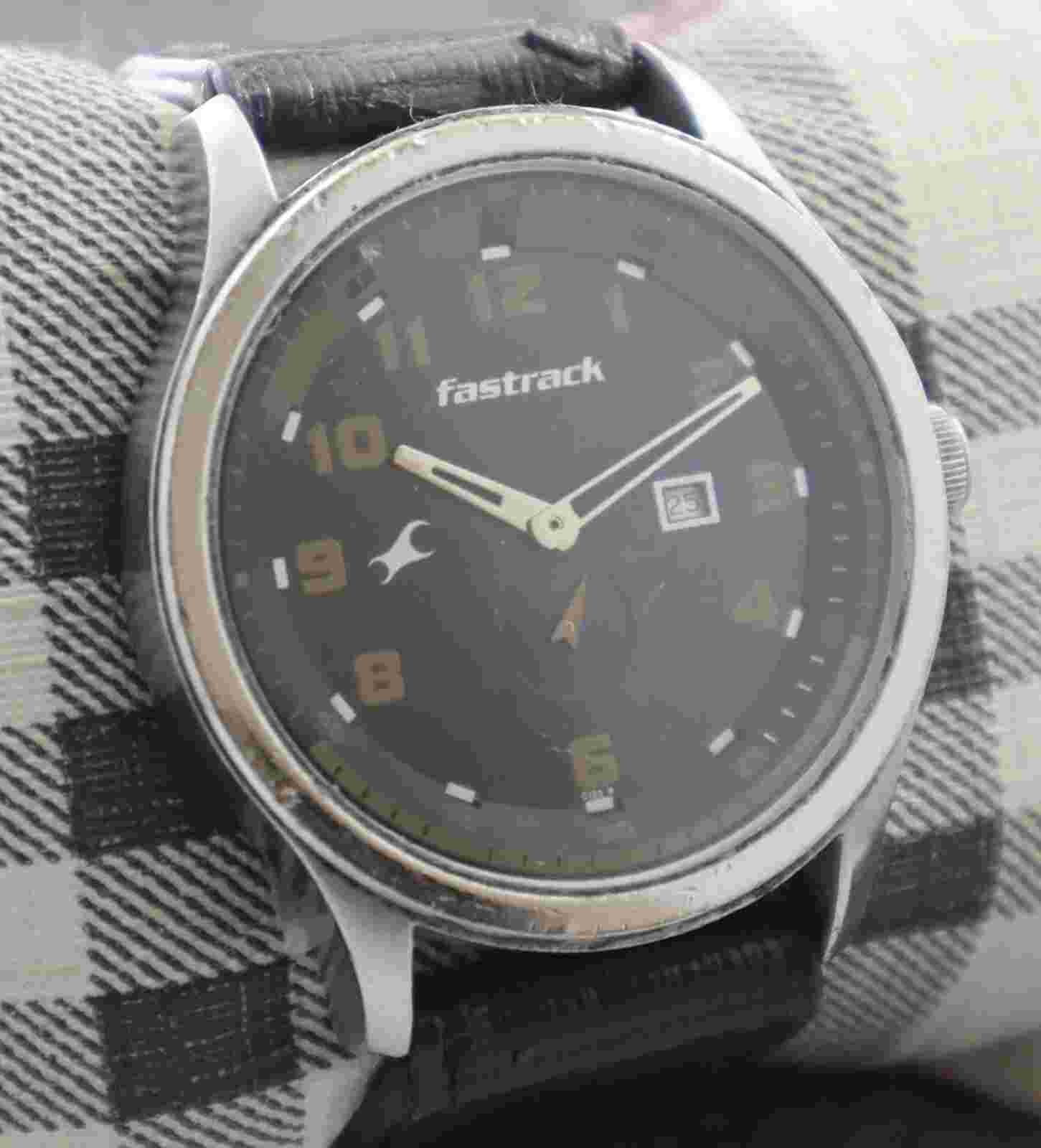 Casual Fastrack Men Black Dial with Date Leather Band Quartz Wristwatch