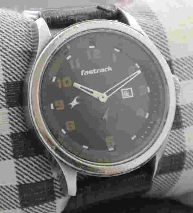 Casual Fastrack Men Black Dial with Date Leather Band Quartz Wristwatch