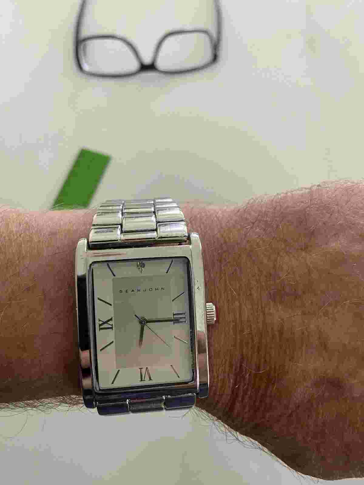 SEAN JOHN MENS STAINLESS STEEL WATCH EXCELLENT CONDITION NEW BATTERY VERY NICE