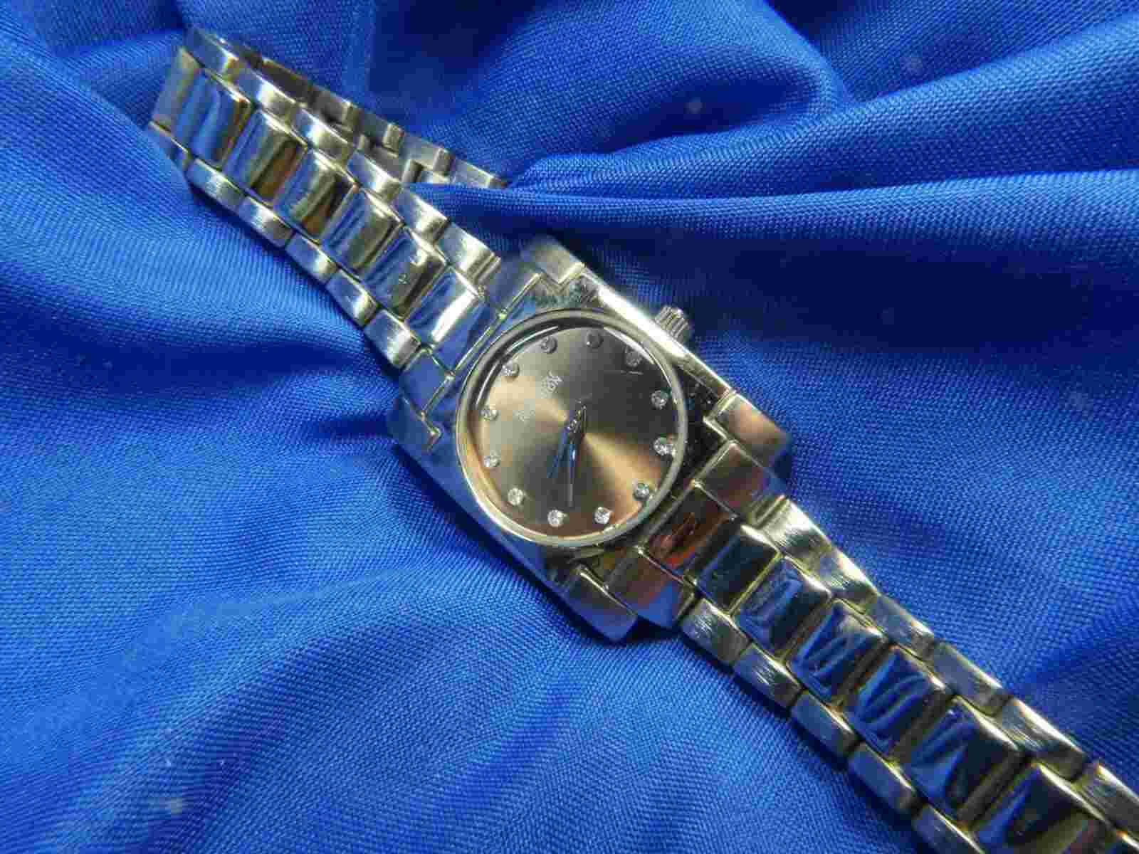 KENNETH COLE REACTION A126 11 SILVER TONE DEPLOYANT band WATCH FRESH BATTERY A25
