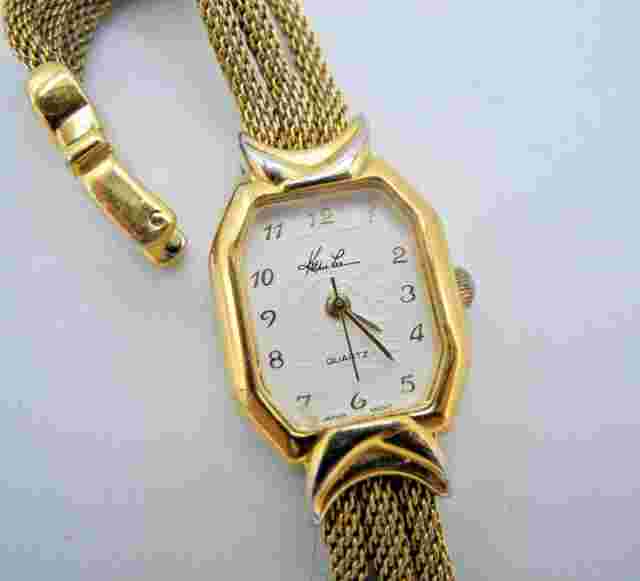 kathie lee lkl022kl Women's Gold Tone 19mm watch Needs A BATTERY