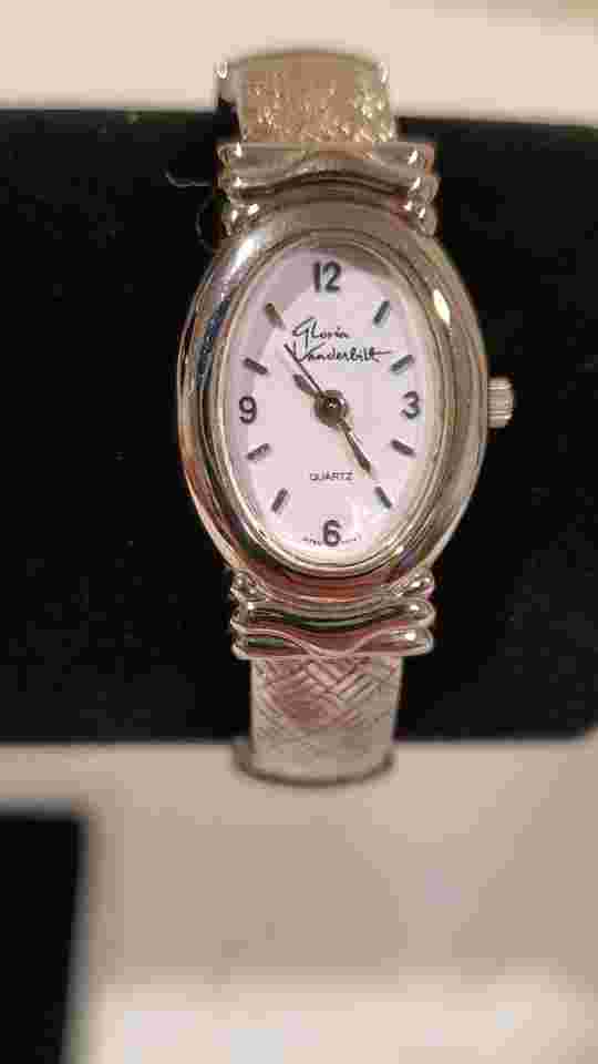 VINTAGE: Gloria Vanderbelt Quartz Silver Tone Womens Watch *WORKING* New Battery