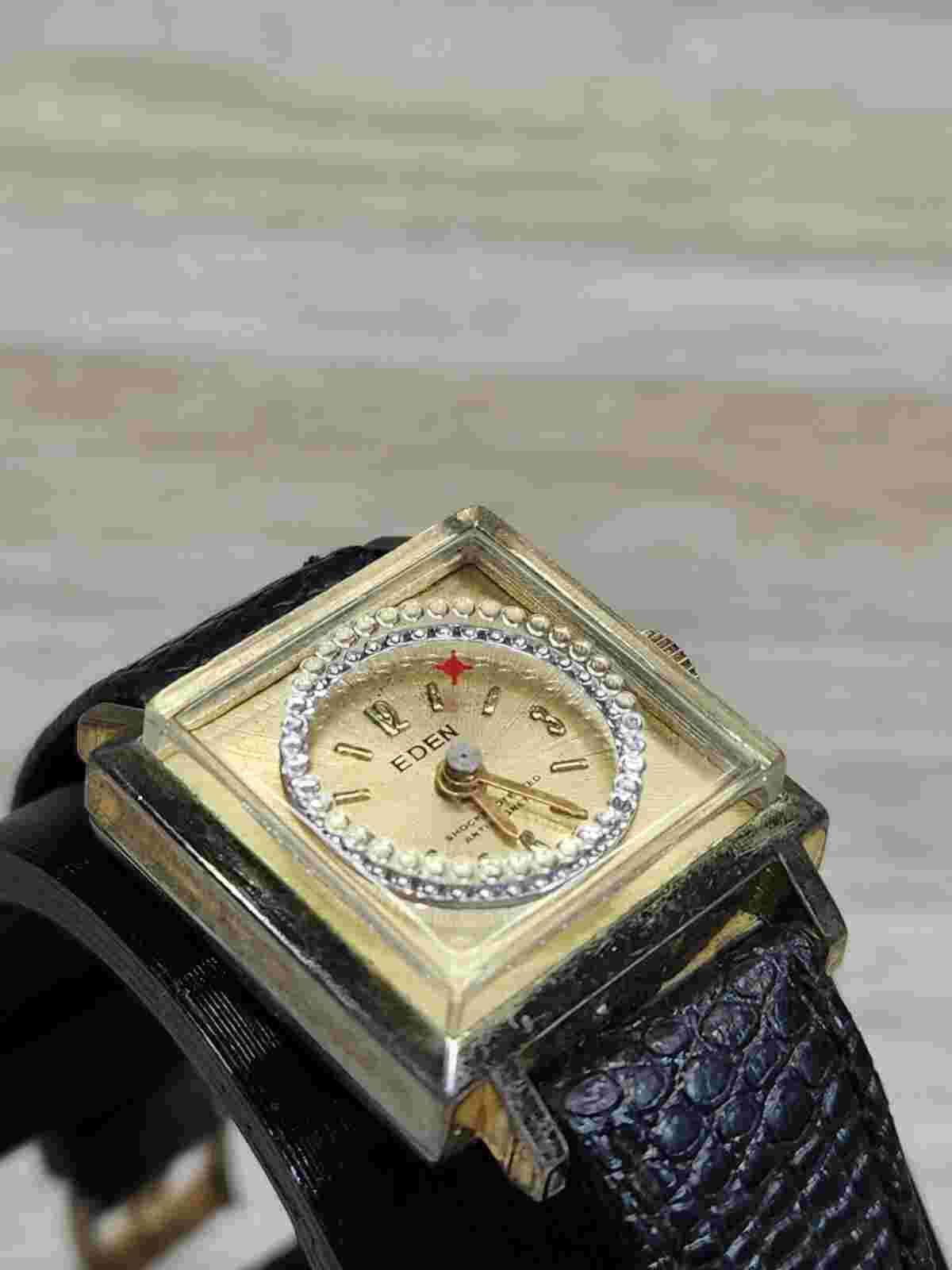 Vtg. Ladies Eden Swiss made wrist watch floating red second hand. Rotating Dial