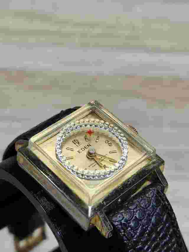 Vtg. Ladies Eden Swiss made wrist watch floating red second hand. Rotating Dial