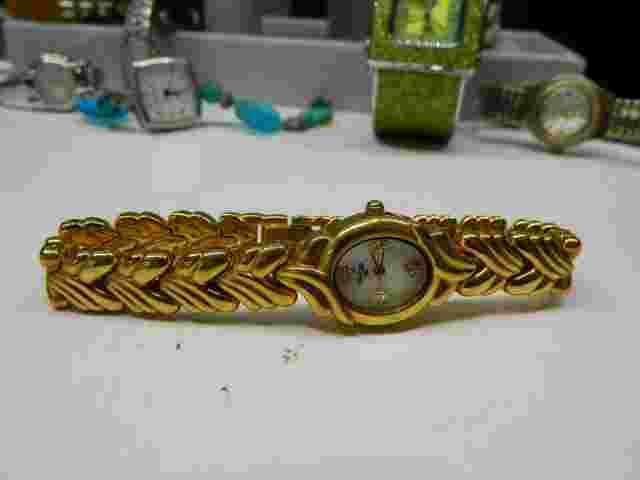 Beautiful BLACK HILLS GOLD 10k Plated MOP & Leaves face lady's watch/wristwatch