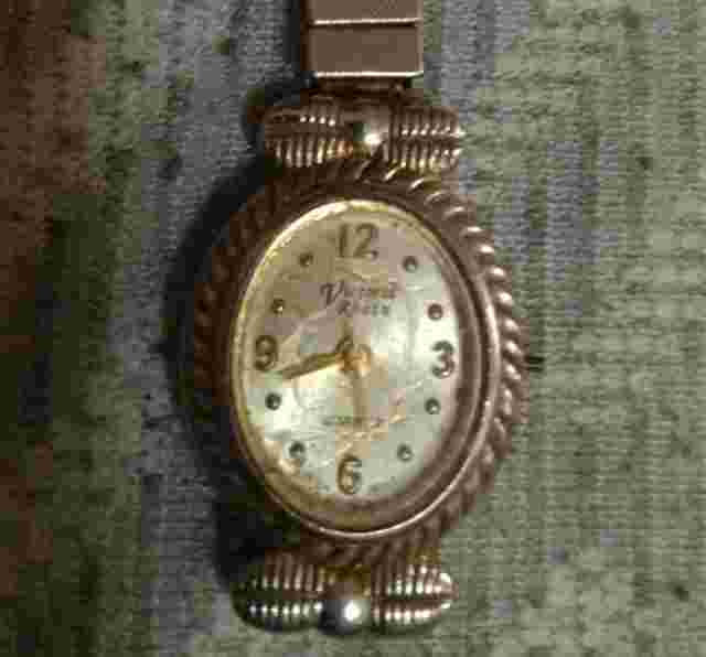 Victoria Rhein Analog Wristwatch with an Expansion Band and Quartz Movement