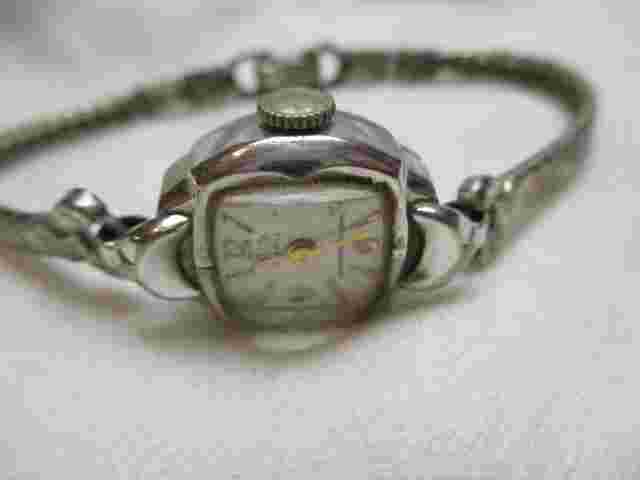 Sellita 17 Jewels Silver Toned Women's Bracelet Band Wind-Up Wristwatch