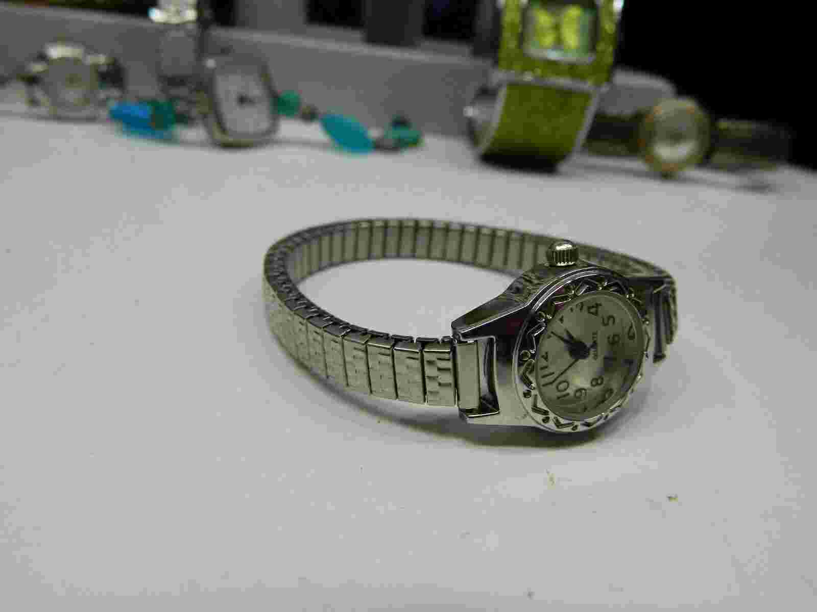 Beautiful Silver tone ACCUTIME Women's  Watch/Wristwatch