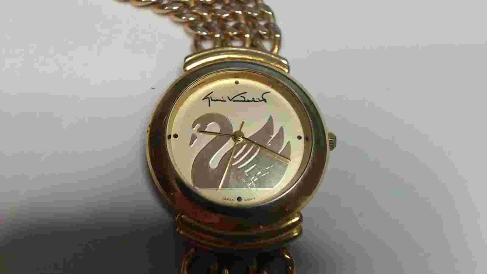 Vintage Ladies Gloria Vanderbilt  Gold Tone Quartz Watch Fresh Battery G7A96Y