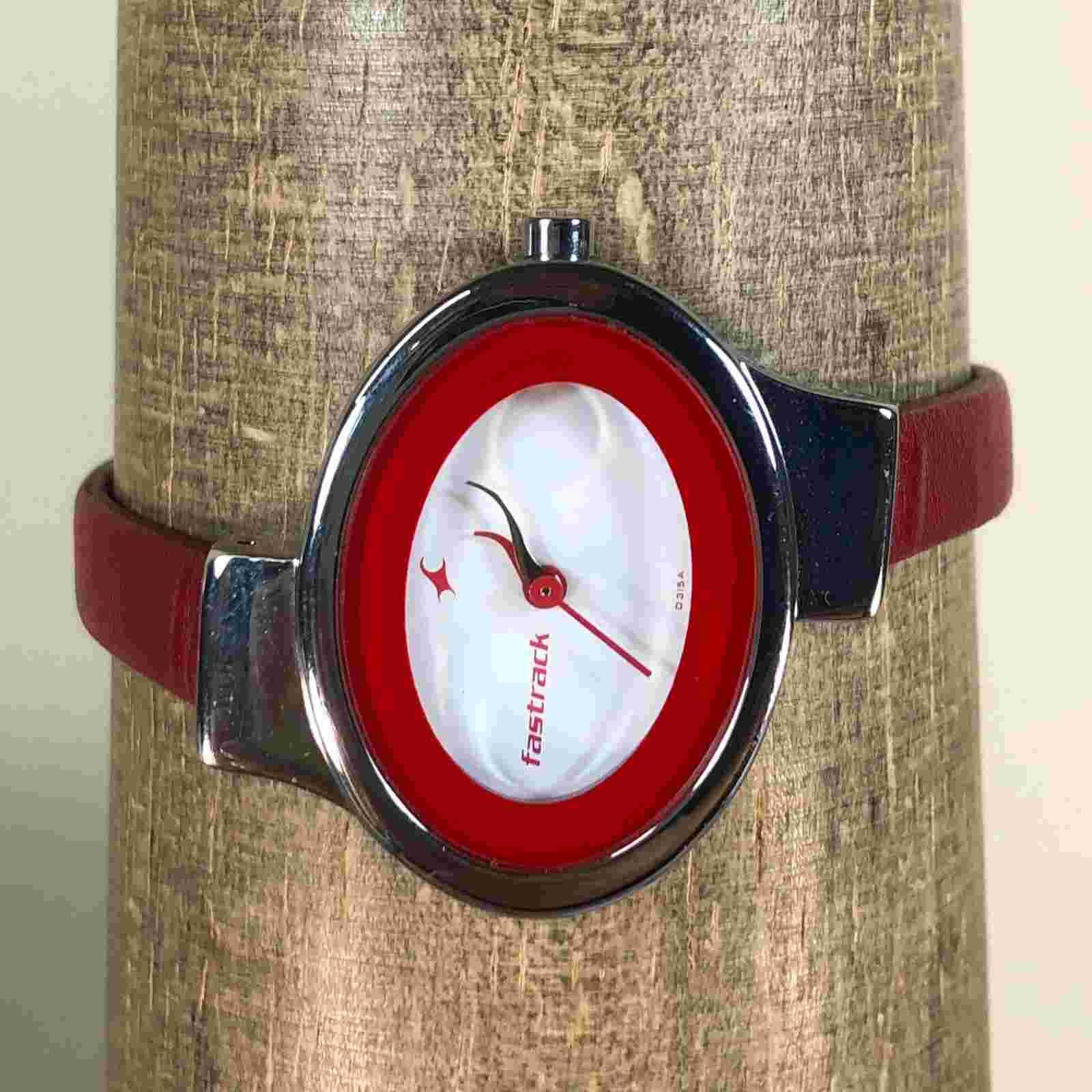 Fastrack Women D315A White Silver Tone Red Leather 32mm Quartz Watch 6 1/2"