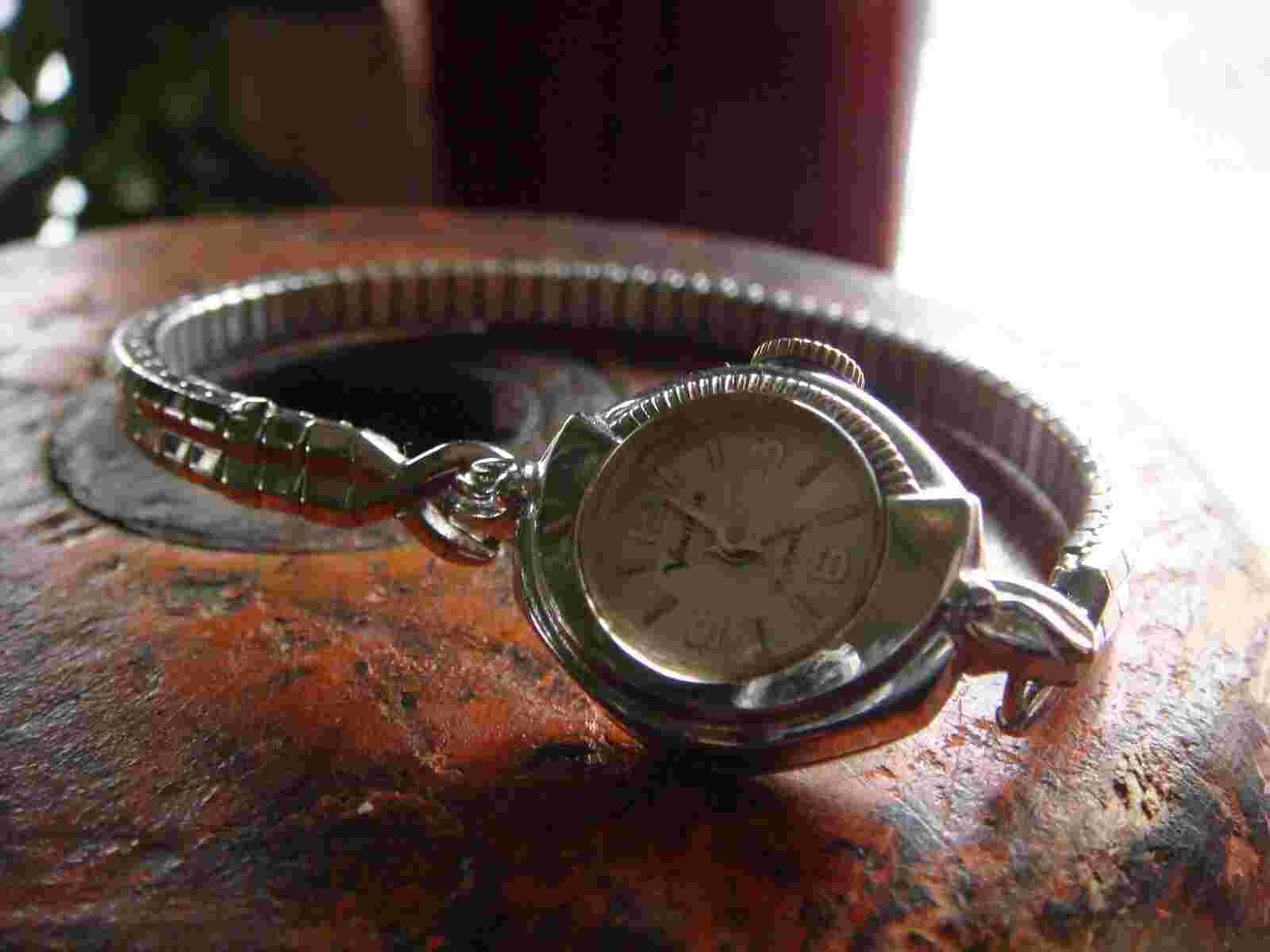VINTAGE VANTAGE 17 JEWEL LADIES SWISS WRISTWATCH