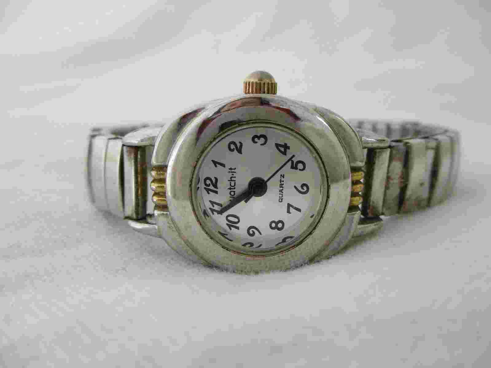 Watch It Analog Wristwatch with Quartz Movement and an Expansion Band