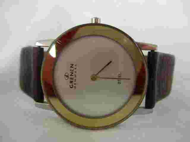 Grenen Analog Wristwatch with a Buckle Band and Quartz Movement