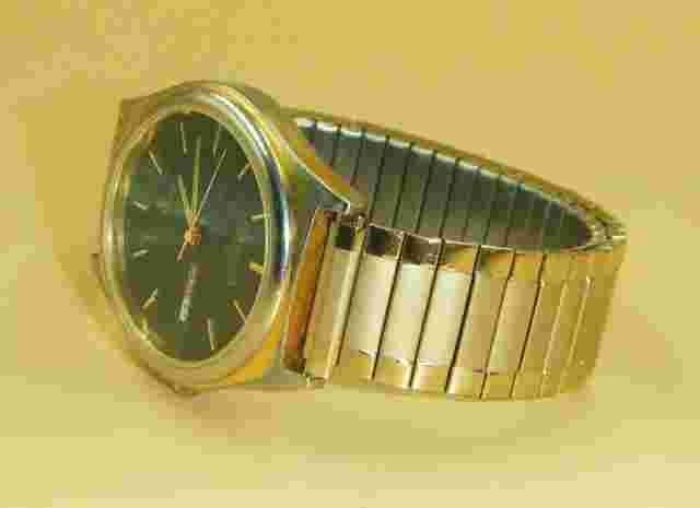 Vintage Dakota Quartz Movement Mens Watch With Day & Date