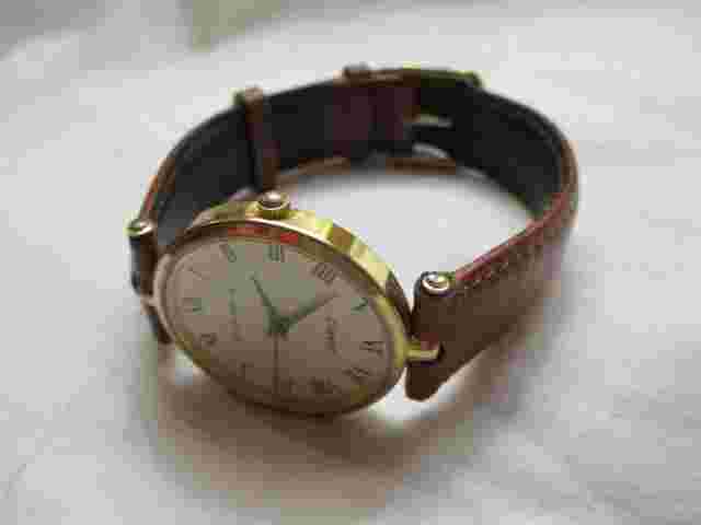 Quemex Analog Wristwatch with a Buckle Band and Quartz Movement