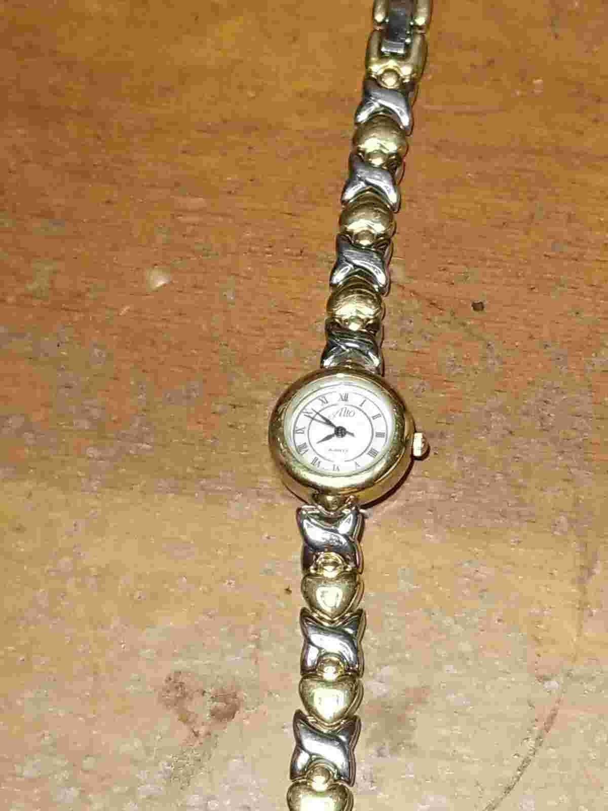 Alto Women's 2 Tone Quartz ES8801 New York Accutime Wristwatch New Battery VGC