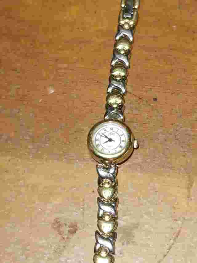 Alto Women's 2 Tone Quartz ES8801 New York Accutime Wristwatch New Battery VGC