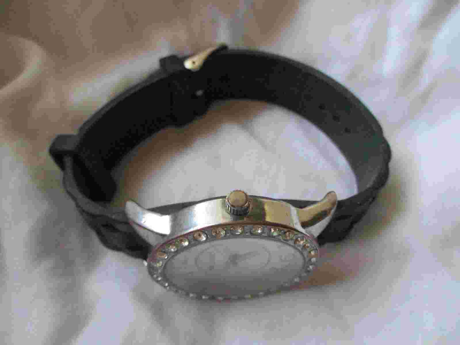 Bay Studio Analog Wristwatch with a Buckle Band