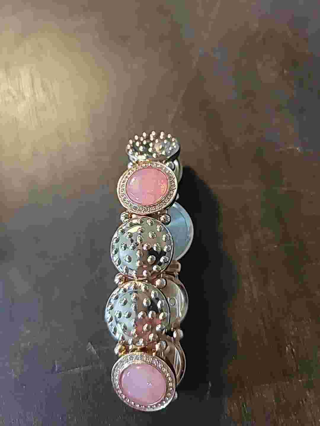 Attention Ladies Wristwatch Bracelet W/ Rose Gold Band & Pearl Tone Face.Elastic