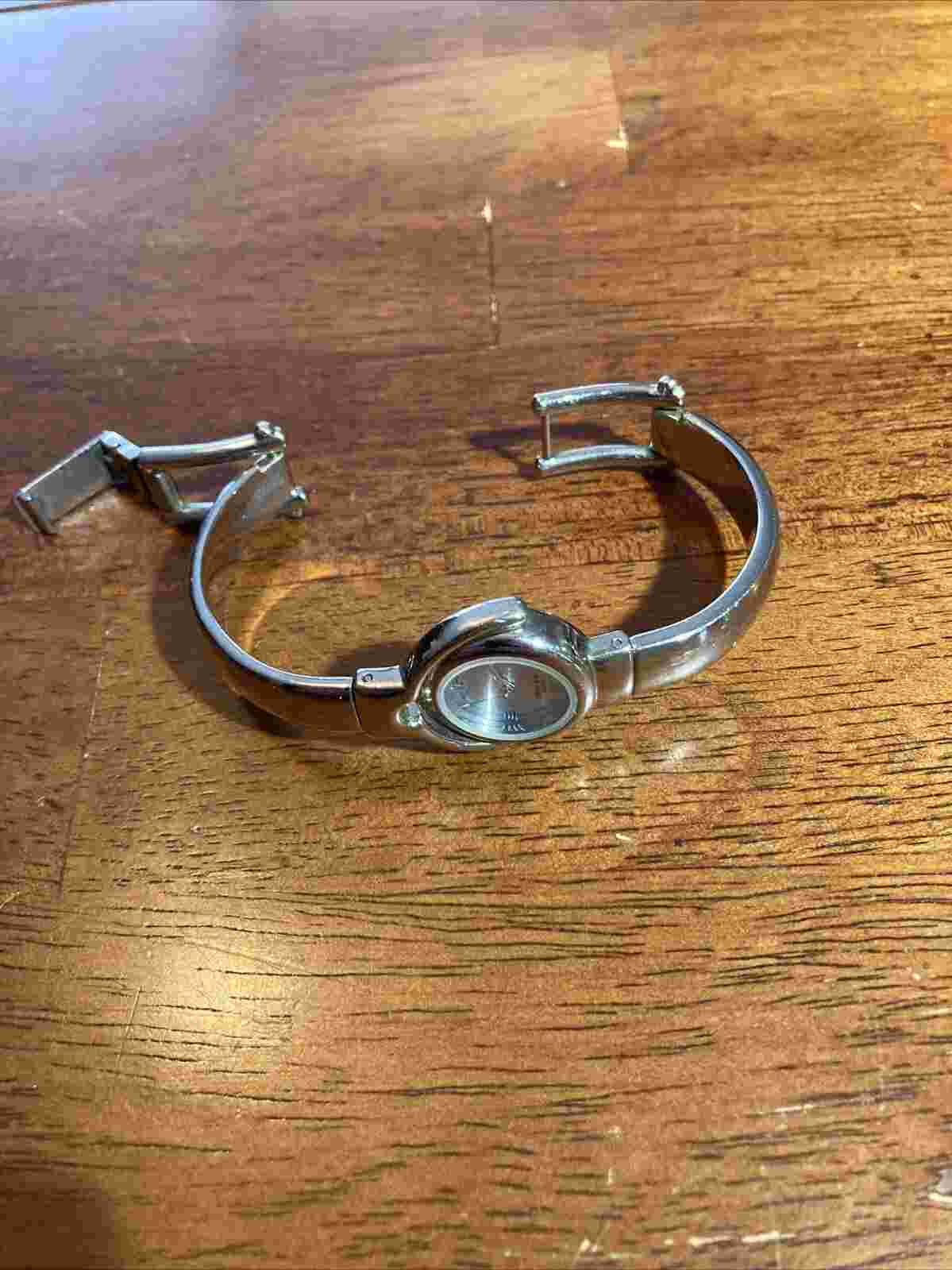JONES NEW YORK Unique Silver Tone Bracelet Womans Watch 75/2015-17 Swiss Works
