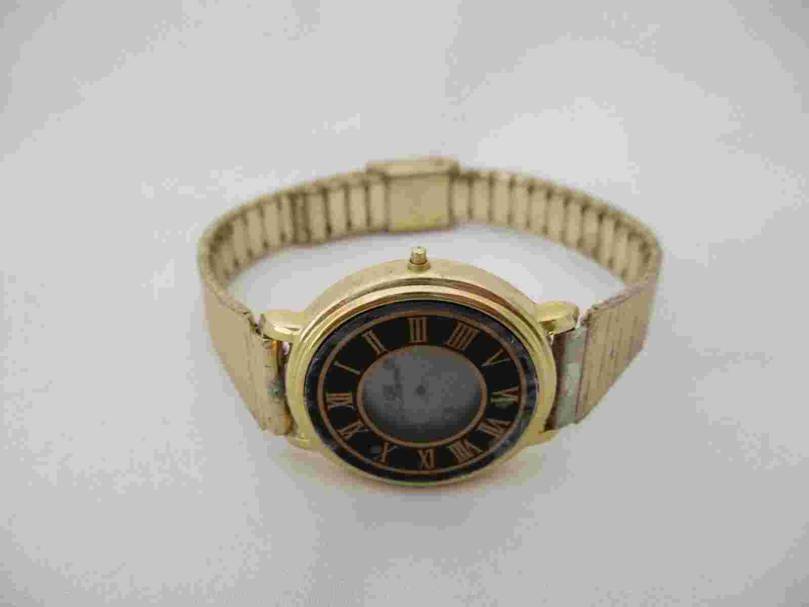 Le Baron Women's Analog Watch Gold Toned Vintage