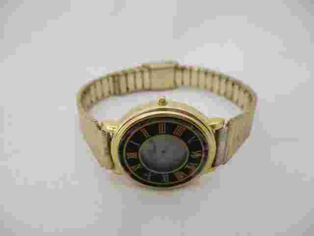 Le Baron Women's Analog Watch Gold Toned Vintage