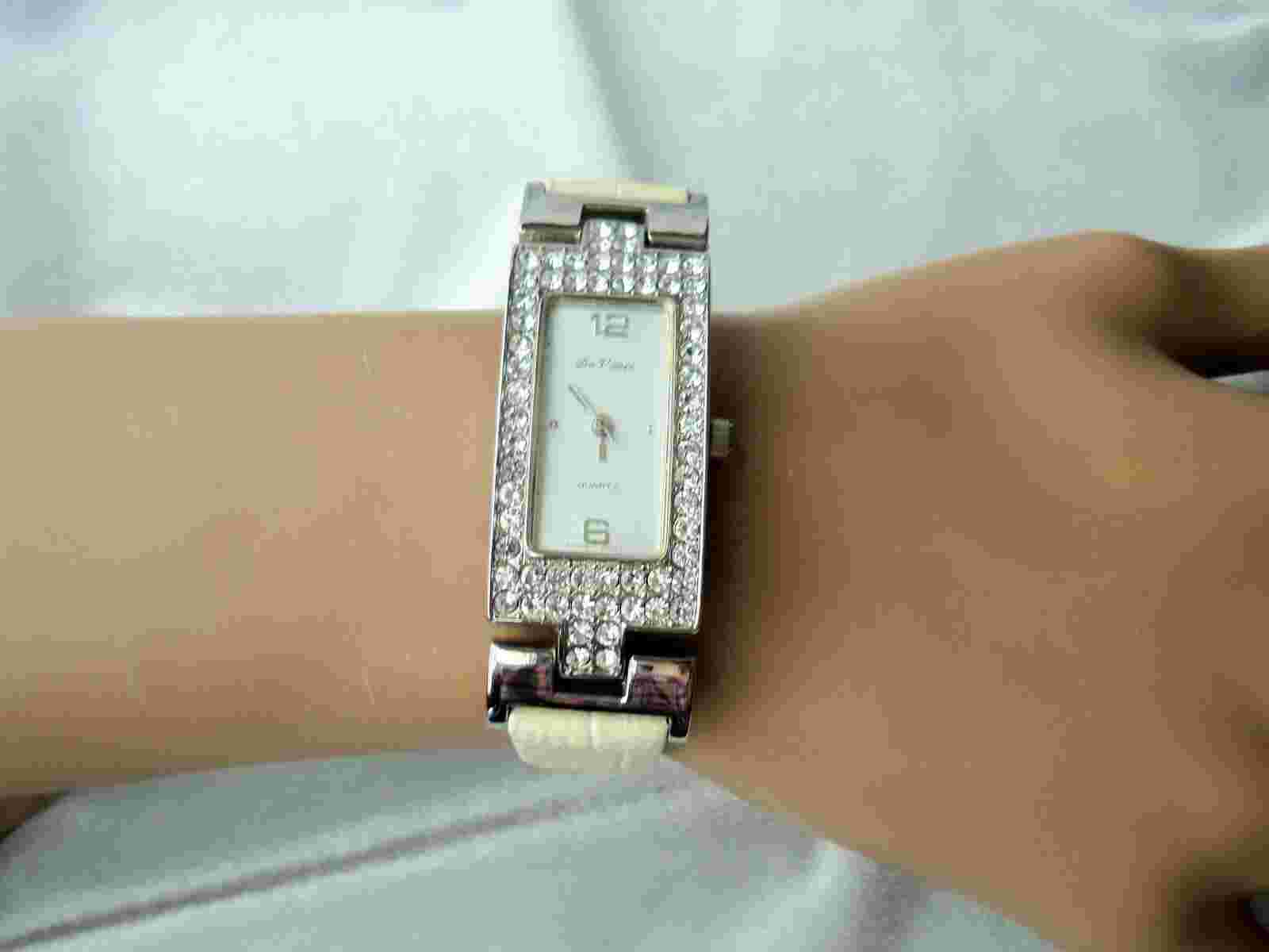 Da Vinci Crystal Rhinestone Bezel Cream Faux Leather Band Watch New Battery