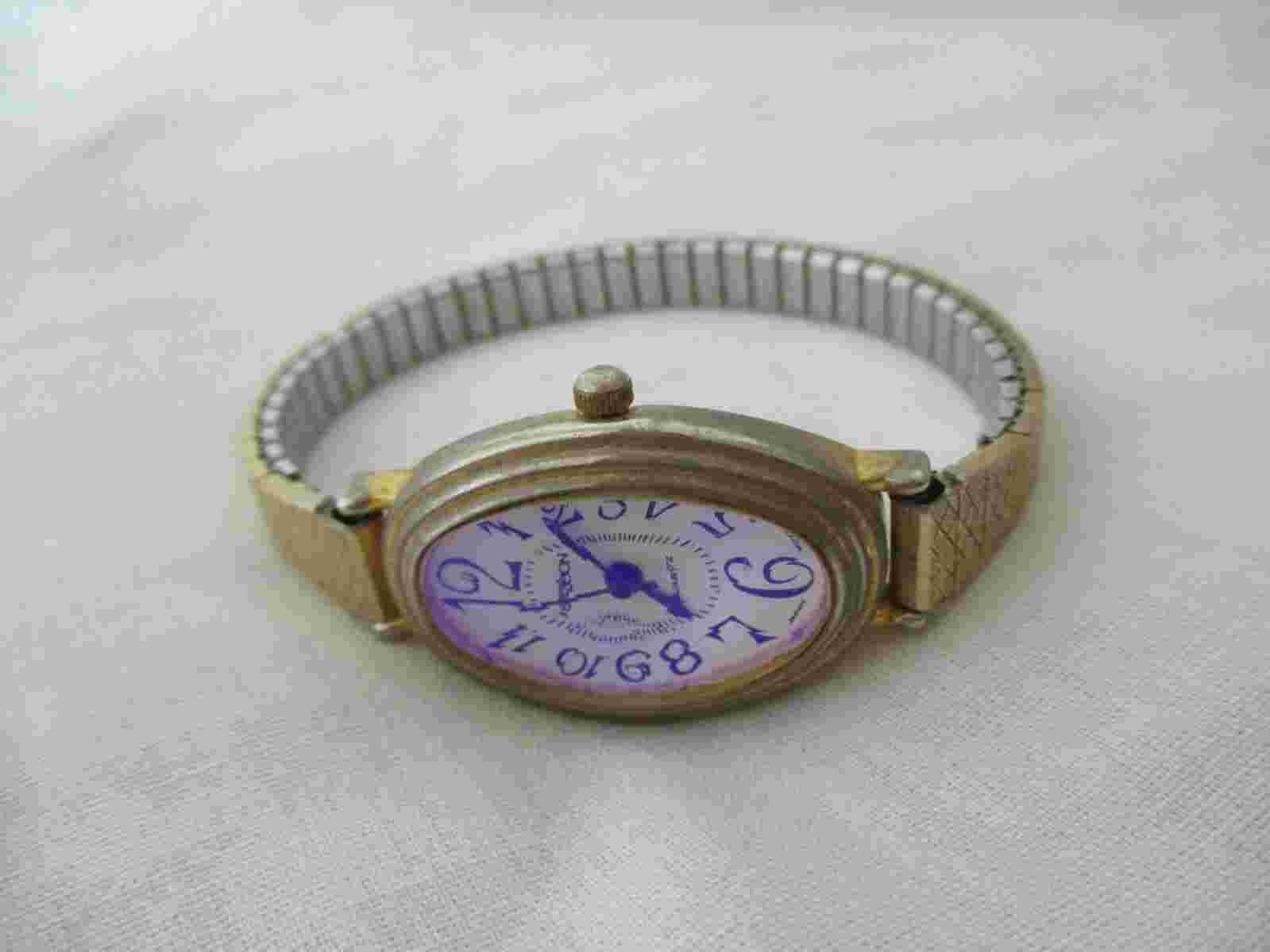 Sasson Oval Watch, Goldtone Metal Expansion Band, WORKING!