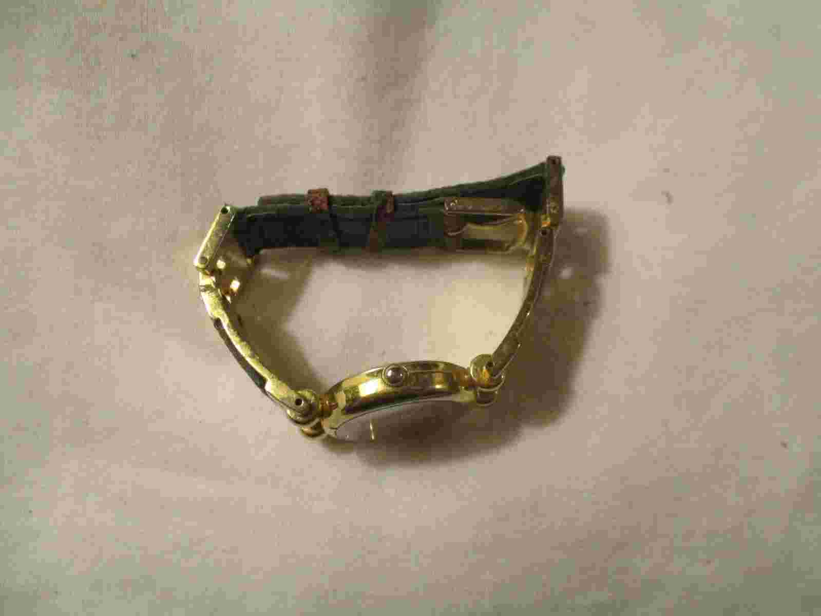 Perini Analog Wristwatch with a Buckle Band and Quartz Movement