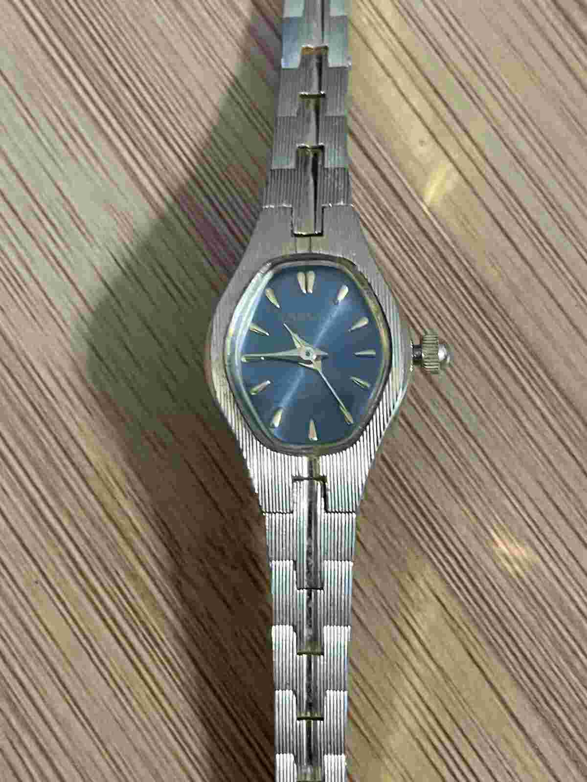 Vintage EMBASSY by GRUEN Ladies Gold Tone w/Black Dial & Swiss Parts Watch-GREAT