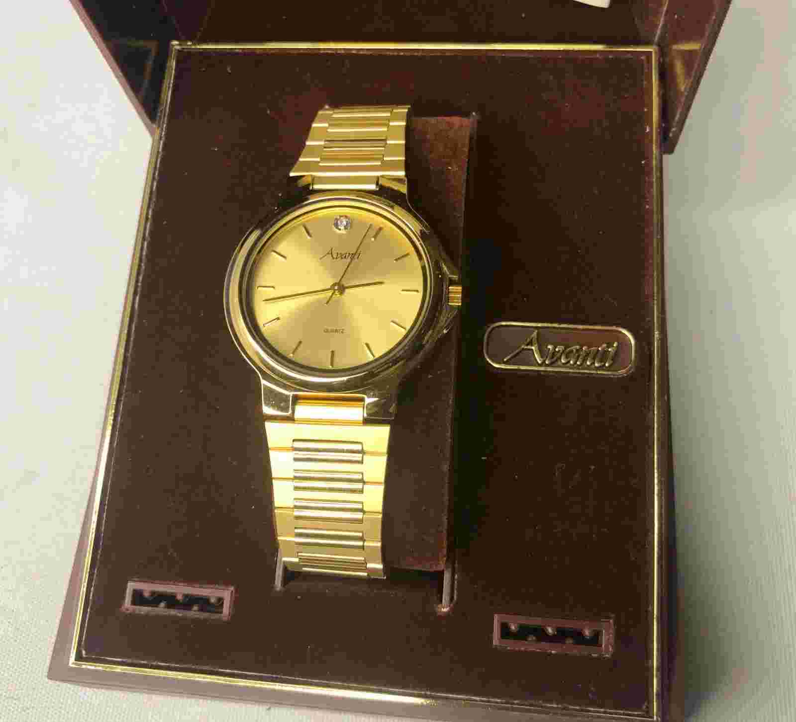 vintage Avanti Gold Toned Watch needs battery