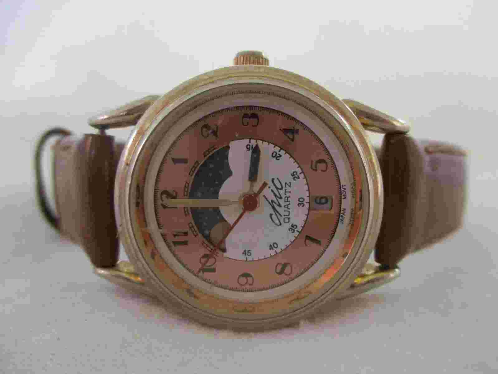 Chic Analog Wristwatch with a Buckle Band and Quartz Movement
